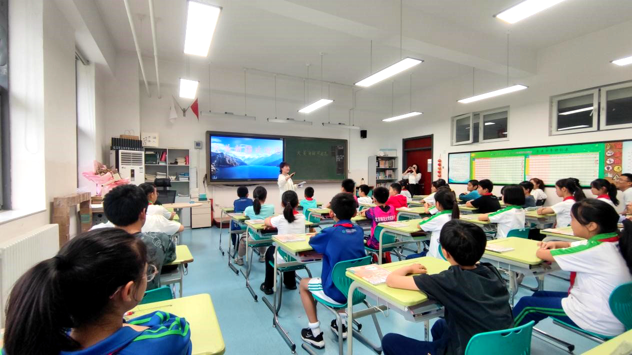 图8 跟岗教师张梦月在实验小学展示分享.jpg